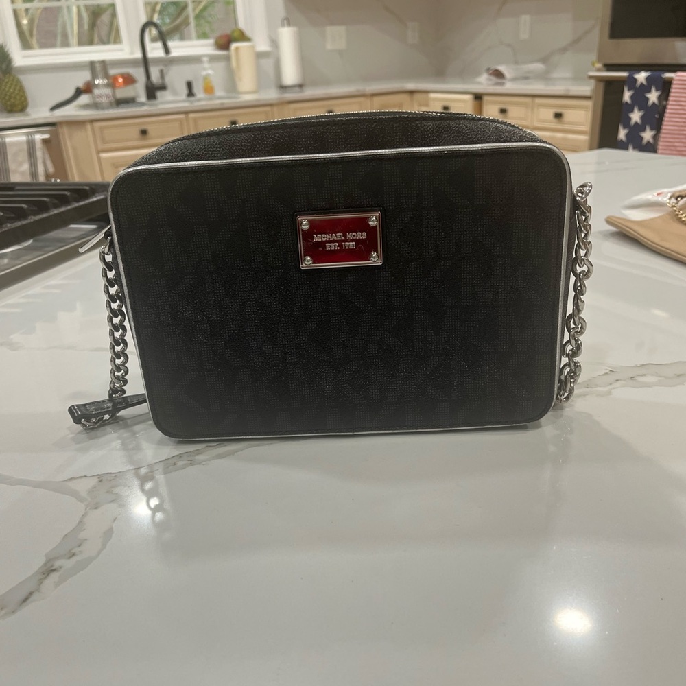 Micheal Kors jet set travel chain strap cross body bag